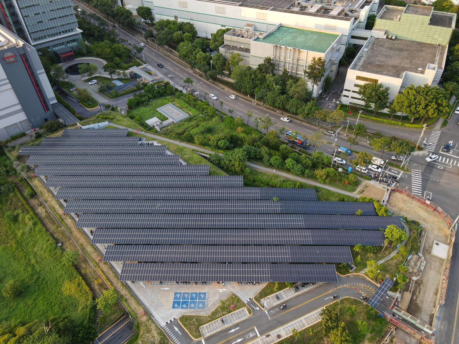 太陽能 EPC 統包工程 - 大型停車棚光電案場空拍實景